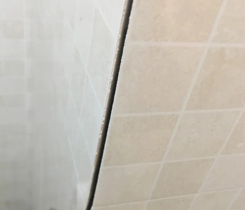 红原瓷砖空鼓维修公司分享阳台瓷砖脱落的修复过程可以分为以下几个步骤