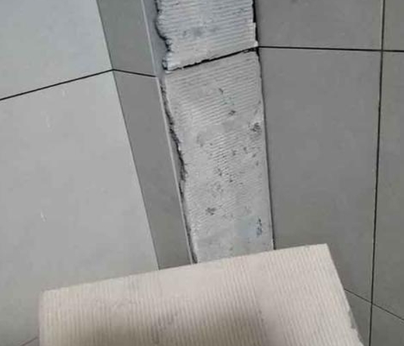 红原瓷砖空鼓维修公司分享下厨房瓷砖脱落的补救措施。